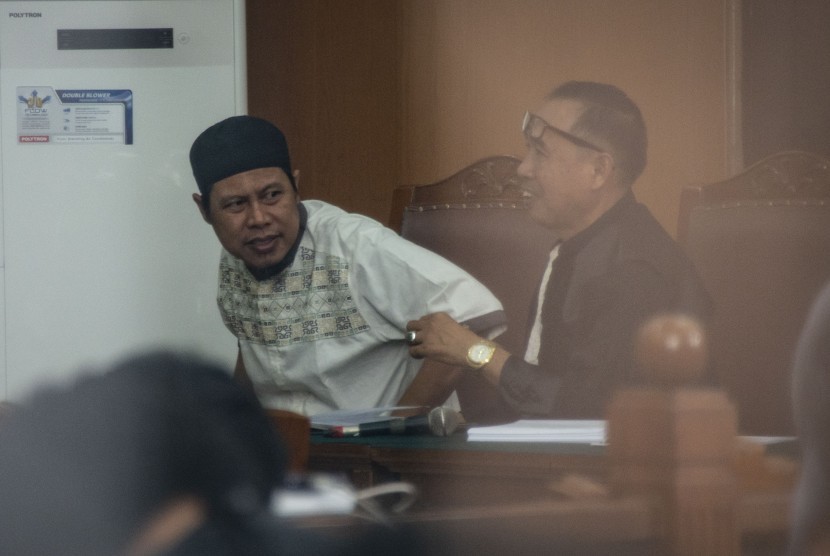 JAD Zainal Anshori alias Abu Fahry alias Qomaruddin bin M Ali (left) attends the inaugural season of Jamaah Ansharut Daulah (JAD) dissolution at South Jakarta District Court, Jakarta, Tuesday (July 24). 