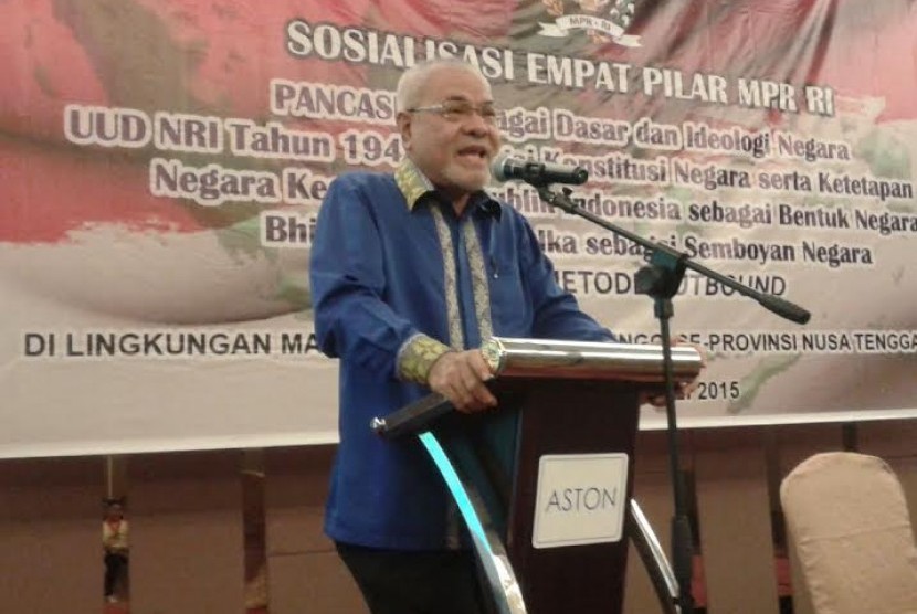 Pimpinan Kelompok DPD RI di MPR RI Abraham Paul Liyanto melakukan sosialisasi empat pilar di Kupang.