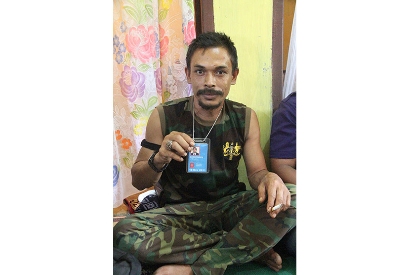 Pimpinan kelompok sipil bersenjata Nurdin alias Din Minimi memperlihatkan kartu jaminan keselamatan yang diberikan oleh United Nations Unies di Desa Ladang Baro, Kecamatan Julok, Aceh Timur, Aceh, Selasa (29/12).
