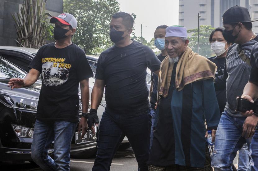 Pimpinan Khilafatul Muslimin Abdul Qadir Baraja (kedua kanan) saat tiba di Mapolda Metro Jaya, Jakarta, Selasa (7/6/2022).