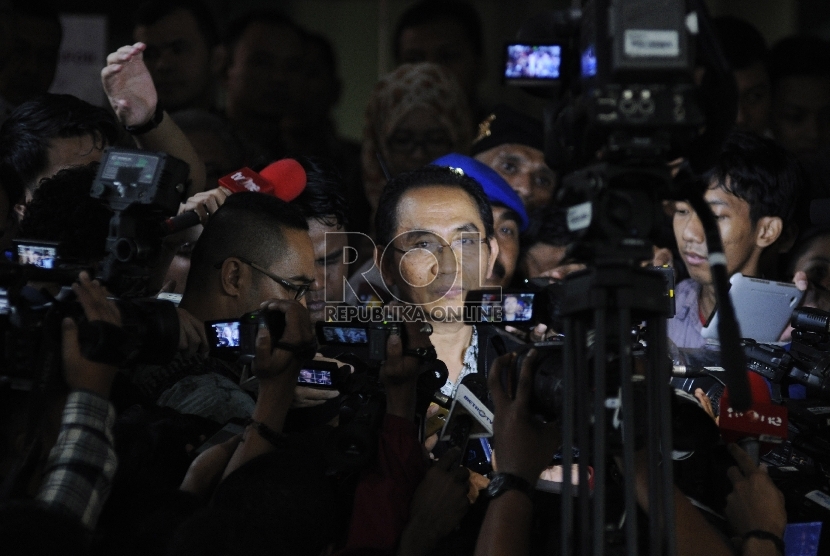 Pimpinan KPK Adnan Pandu Praja memberikan keterangan kepada pers saat mengujungi Bareskrim Polri, Jakarta, Jumat (23/1).