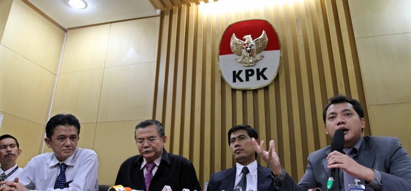 Pimpinan KPK Bibit S Rianto (dua kiri), dan Chandra M. Hamzah (kiri).