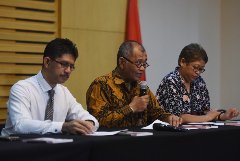 Pimpinan KPK Laode M Syarif (kiri) dan Agus Rahardjo (tengah) bersama PLH Kabiro Humas KPK Yuyuk Andrianti (kanan) memberikan keterangan saat konferensi pers tentang Operasi Tangkap Tangan KPK di Gedung KPK, Jakarta, Selasa (12/4).