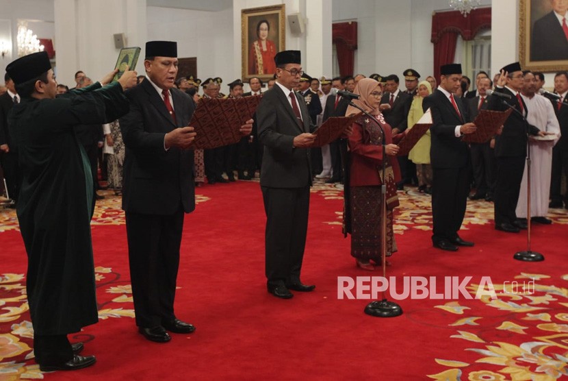 Pimpinan KPK mengucapkan sumpah jabatan saat dilantik oleh Presiden Joko Widodo di Istana Negara, Jakarta, Jumat (20/12).