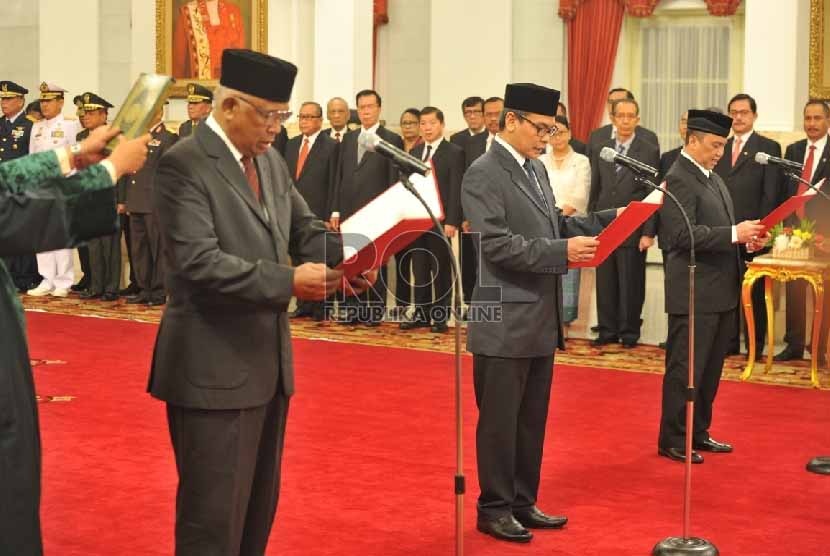 Pimpinan KPK sementara Taufiqurrahman Ruki (kiri), Johan Budi Sapto Prabowo (tengah) dan Indrianto Seno Adji mengucapkan sumpah jabatan saat acara pelantikan di Istana Negara, Jakarta, Jumat (20/2). 