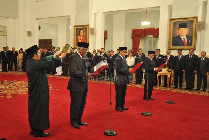 Pimpinan KPK sementara Taufiqurrahman Ruki (kiri), Johan Budi Sapto Prabowo (tengah) dan Indrianto Seno Adji mengucapkan sumpah jabatan saat acara pelantikan di Istana Negara, Jakarta, Jumat (20/2).