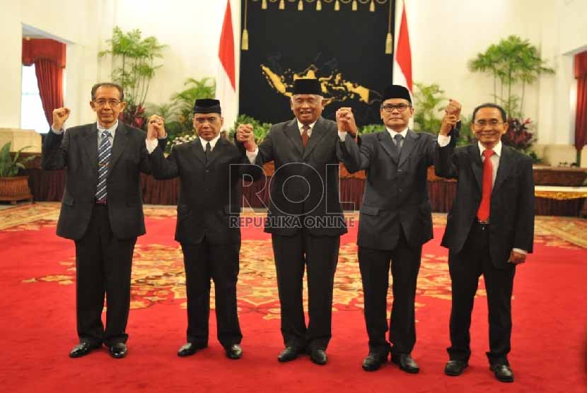 Pimpinan KPK sementara Taufiqurrahman Ruki (tengah), Johan Budi (dua kanan), Indrianto Seno Adji (dua kiri) berfoto bersama pimpinan KPK lainnya Adnan Pandu Praja (kanan) dan Zulkarnaen (kiri) seusai acara pelantikan di Istana Negara.