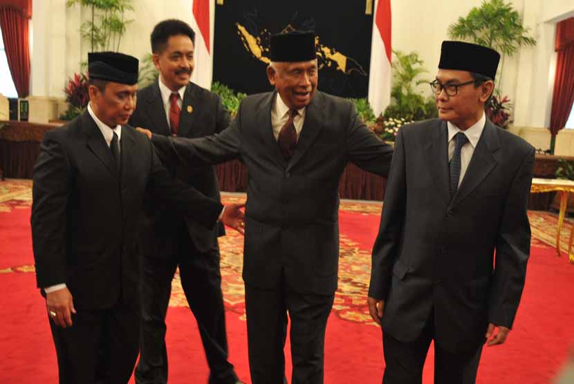 Pimpinan KPK sementara Taufiqurrahman Ruki (tengah), Johan Budi Sapto Prabowo (kanan) dan Indrianto Seno Adji (kiri) berbincang seusai acara pelantikan di Istana Negara, Jakarta, Jumat (20/2). 