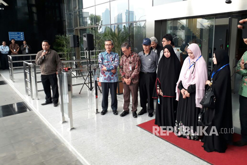 The wife of Novel Baswedan, Rina Emilda attended the commemoration of 100 days the attack to KPK senior investigator, at the anti-graft body office, Jakarta, on July 20, 2017.