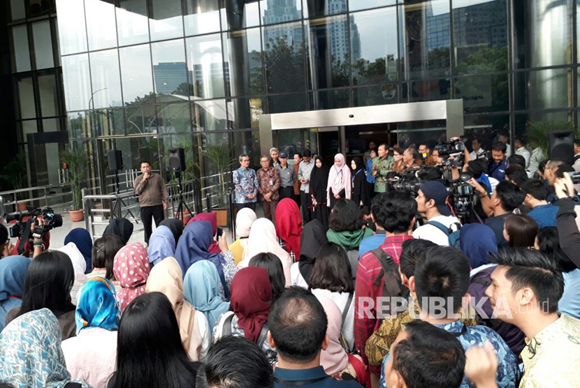 Pimpinan KPK, Wadah Pegawai KPK dan Istri Novel Baswedan, Rina Emilda mengikuti agenda peringatan 100 hari penyerangan Novel Baswedan di kantor KPK, Kuningan, Jakarta Selatan, Kamis (20/7). 