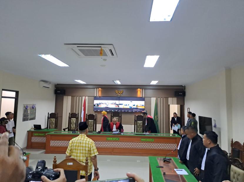 Pimpinan Al-Zaytun Indramayu Panji Gumilang menjalani sidang dengan agenda vonis di Pengadilan Negeri Indramayu, Rabu (20/3/2024).