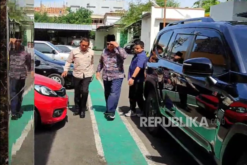 Pimpinan Mahad Al Zaytun Indramayu, Panji Gumilang, saat tiba di Kejari Indramayu untuk melakukan wajib lapor dalam kasus dugaan TPPU, Kamis (19/12/2024). 