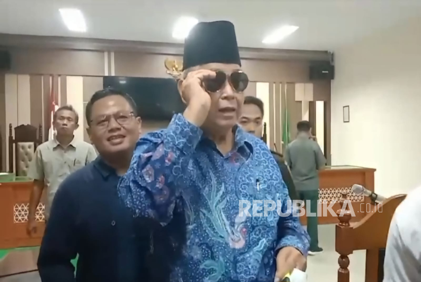 Pimpinan Ma'had Al-Zaytun Indramayu, Panji Gumilang, selesai mengikuti sidang perdana kasus dugaan TPPU di Pengadilan Negeri Indramayu, Kamis   (23/1/2025). 