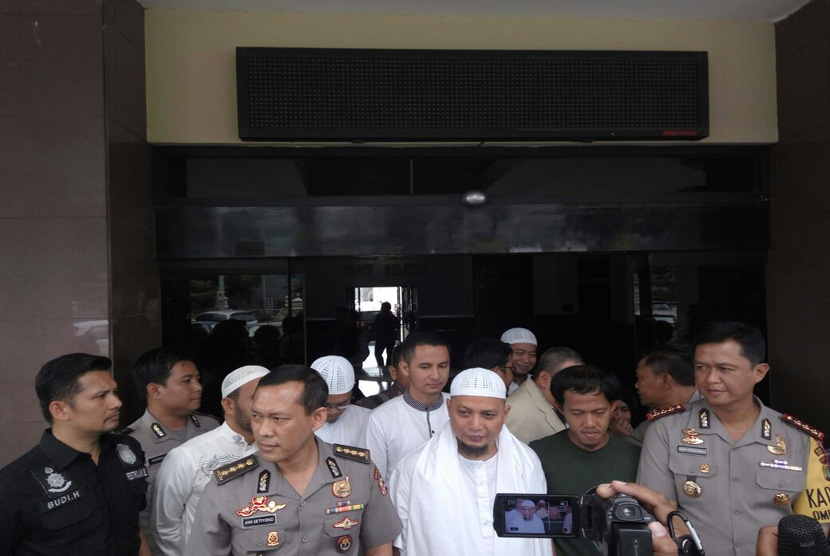 Leader of the Az-Zikra Ustaz Arifin Ilham came to South Jakarta Metro Police to proposed suspension of detention of Nurul Fahmi on Tuesday (January 24).