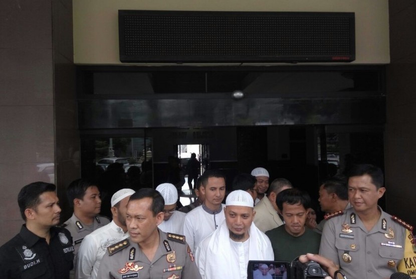 Pimpinan majelis Az-Zikra Ustaz Arifin Ilham saat menjemput Nurul Fahmi di Mapolres Jakarta Selatan, Selasa (24/1) siang.