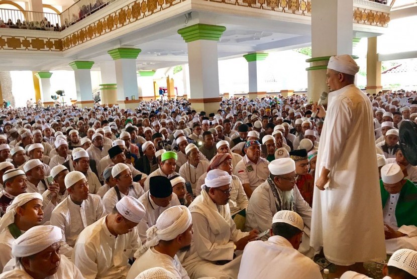 Pimpinan Majelis Az-Zikra Ustaz Muhammad Arifin Ilham memimpin Tausiyah Zikir di Masjid Az-Zikra Sentul, Bogor, Ahad (3/12).