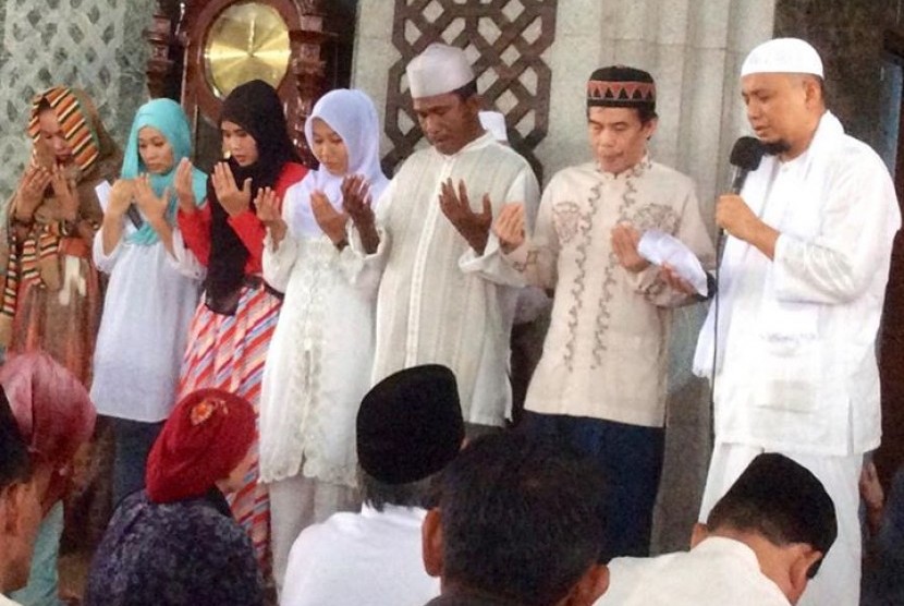 Pimpinan Majelis Dzikir Az-Zikra, Ustaz Arifin Ilham bimbing enam mualaf di Masjid Agung Al Markaz, Makassar, Sulawesi Selatan.