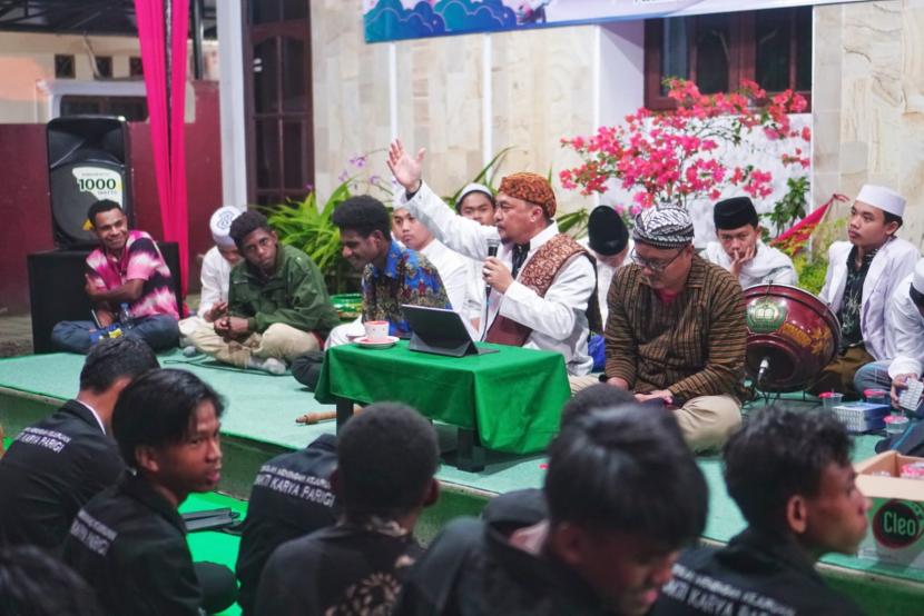 Pimpinan Majelis Dzikir, Gus Deni Sagara memimpin acara Doa Kebangsaan: Cipasung Bersama Papua, Kamis (24/8/2023) malam. 