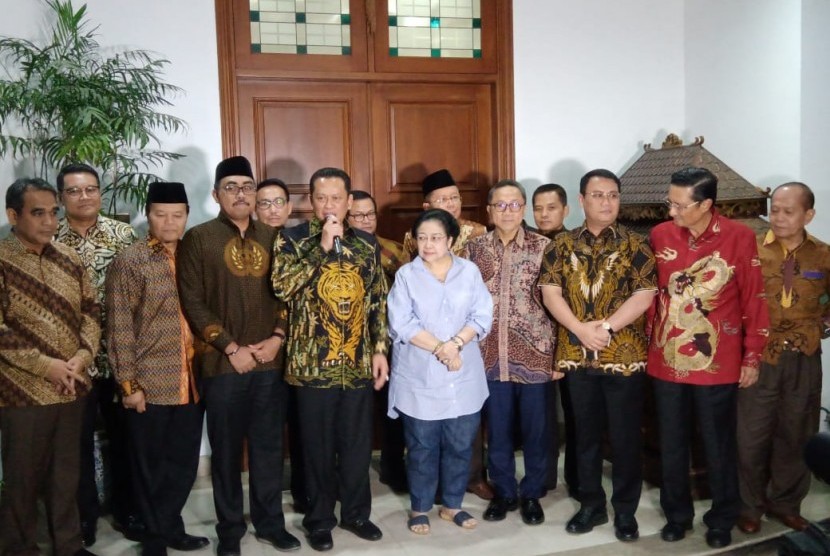 Pimpinan Majelis Permusyawaratan Rakyat (MPR) menemui Presiden ke-5 Republik Indonesia Megawati Soekarnoputri di kediamannya, Menteng, Jakarta Pusat, Kamis (10/10).