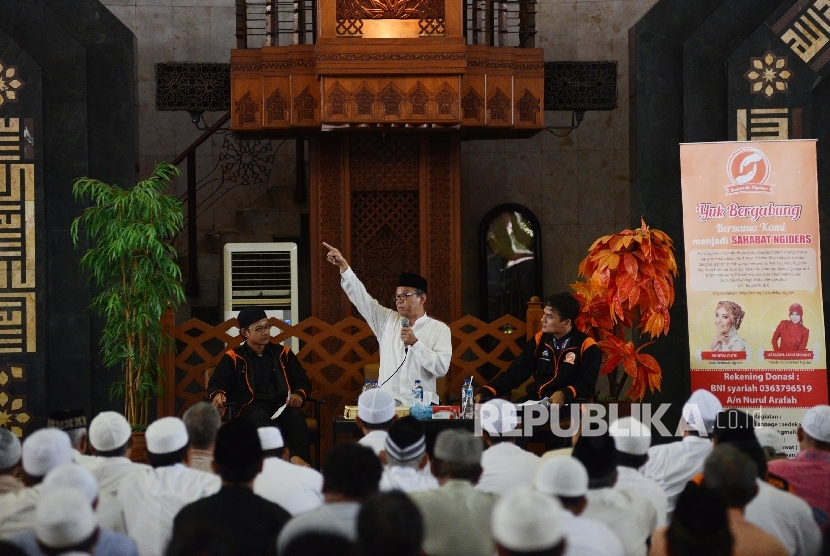  Pimpinan Majelis Ta'lim Wirausaha (MTW) Ustad Valentino Dinsi memberikan ceramah saat mengisi materi dalam Milad ke-17 Masjid Agung At-Tin, Jakarta, Sabtu (24/12).
