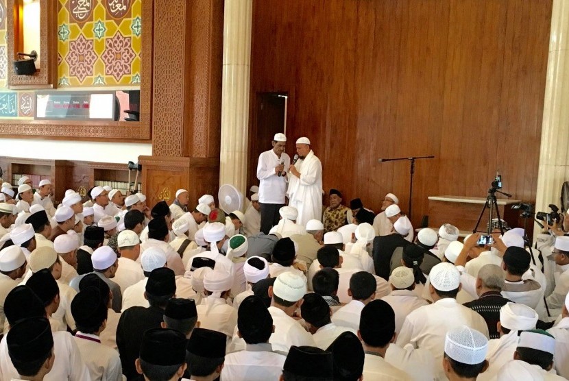 Pimpinan Majelis Zikir Az-Zikra, KH Arifin Ilham bimbing Sudirman bersyahadat, Jumat lalu.