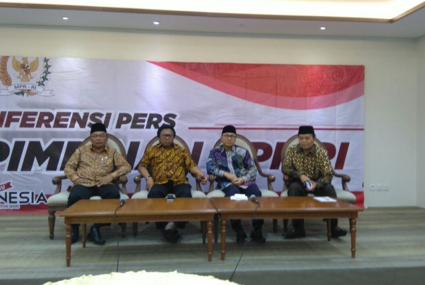 Pimpinan MPR dan ketua DPD Mohammad Saleh, menggelar konferensi pers terkait rencana aksi 2 Desember,  di Kompleks Parlemen Senayan, Jakarta,  Kamis (1/12).