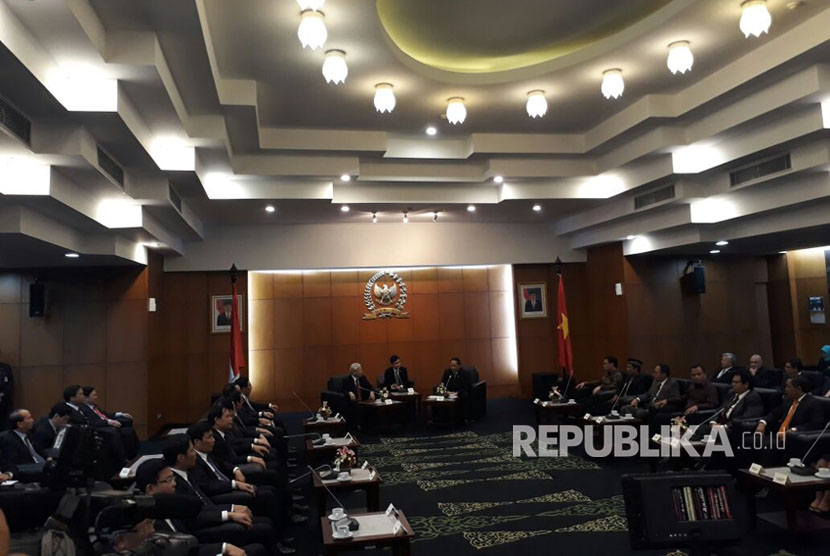Pimpinan MPR EE Mangindaan menerima kunjungan Sekretaris Jenderal (Sekjen) Partai Komunis Vietnam (PKV) YM Nguyen Phu Trong beserta delegasi di Nusantara V DPR, Kompleks Parlemen, Senayan,  Jakarta pada Selasa (22/8).