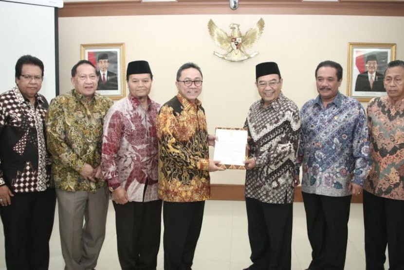 Pimpinan MPR memberikan undangan terkait sidang tahunan MPR kepada lembaga negara.