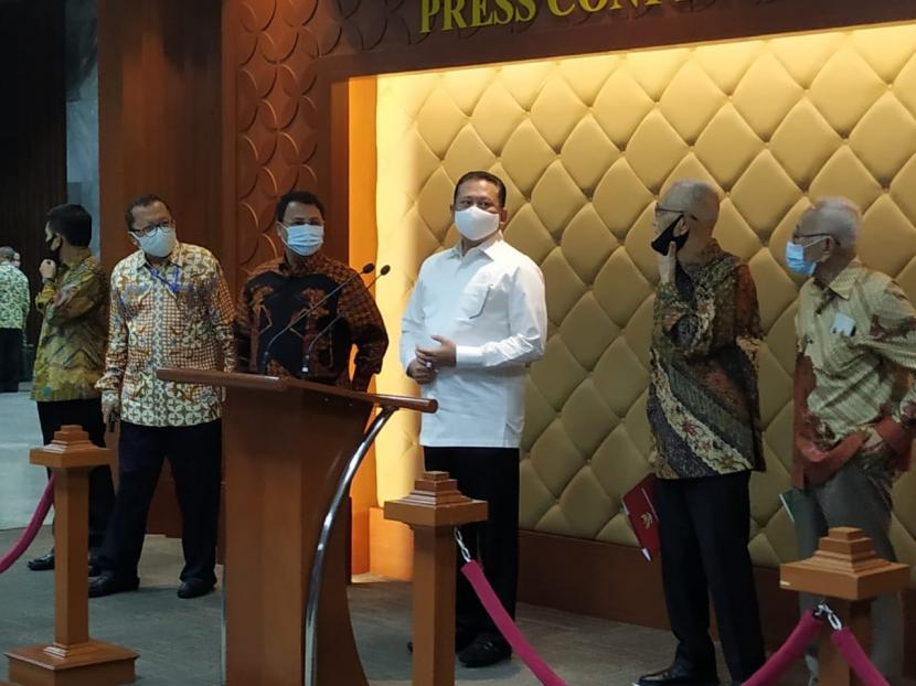 Pimpinan MPR menerima kedatangan mantan Wakil Presiden RI Try Sutrisno dan sejumlah purnawirawan TNI-Polri di Kompleks Parlemen, Senayan, Jakarta, Kamis, (2/7).