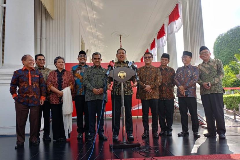 Pimpinan MPR RI memberikan keterangan kepada wartawan usai bertemu Presiden Joko Widodo di Istana Kepresidenan, Jakarta, Rabu (9/8/2023).
