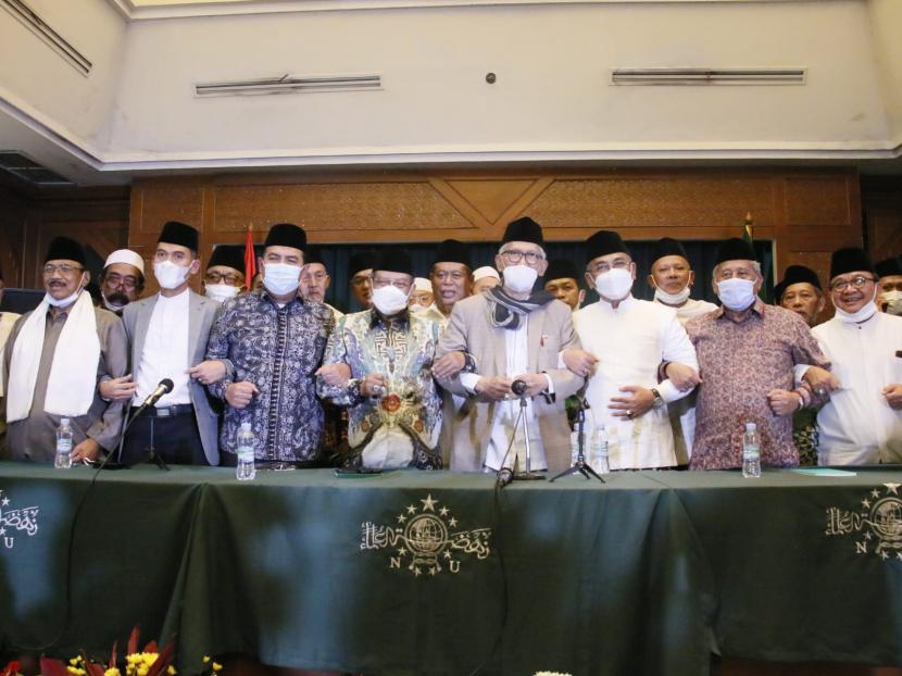  Pimpinan Nahdlatul Ulama (NU) berangkulan tangan usai menetapkan jadwal Muktamar NU ke-34 dalam rapat pengurus harian tanfidziyah dan pengurus harian syuriah di Kantor PBNU, Jakarta Selasa (7/12) malam.