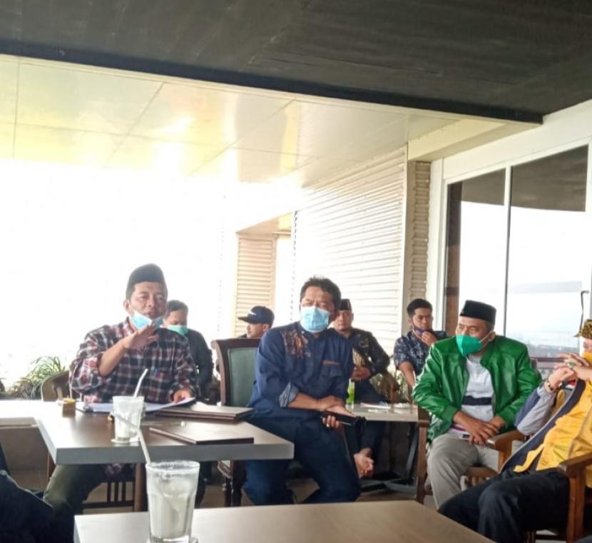 Pimpinan Partai Koalisi pengusung pasangan Kurnia Agustina- Usman Sayogi dalam pilkada Kabupaten Bandung saat menyampaikan keterangannya di Soreang, Kabupaten Bandung. 