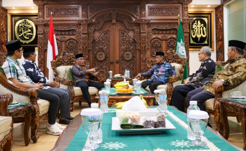 Pimpinan PBNU dan PP Muhammadiyah melakukan pertemuan di kantor PP Muhammadiyah, Jakarta, Ahad (4/9). PBNU Silaturahim ke Muhammadiyah, Bahas Potensi Taawun Keduanya