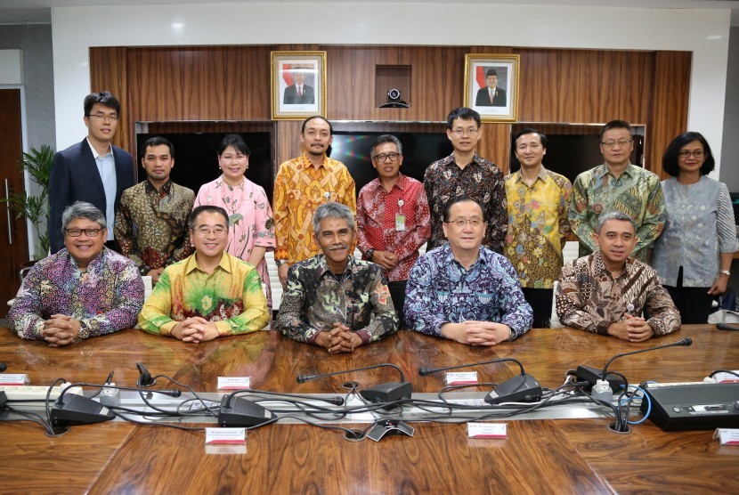 Pimpinan Pertamina dan CNPC usai penandatanganan MoU keduanya di Jakarta, akhir pekan lalu.