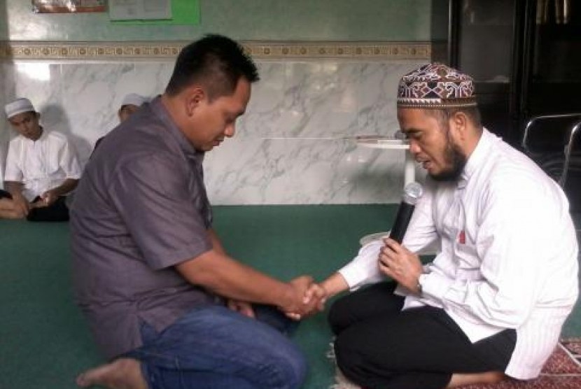 Pimpinan Pesantren An-Naba Center, KH Syamsul Arifin Nababan saat membimbing mualaf bersyahadat. 
