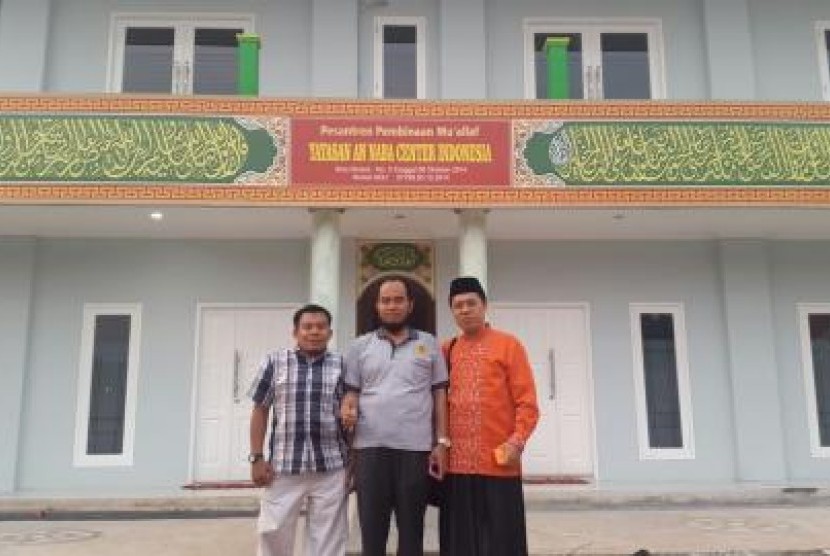 Pimpinan Pesantren Mualaf Annaba Center, KH Syamsul Arifin Nababan bersama Ustaz Oren Indonesia dan Ustaz Zikro.