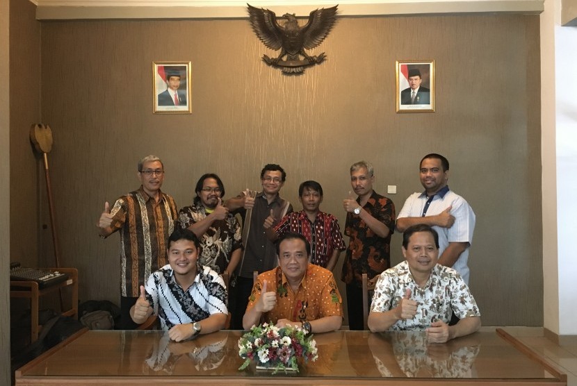 Pimpinan Poli Media dan Unisbank berfoto bersama seusai menandatangani kesepakatan bersama di kampus Unisbank Semarang, Jumat (2/9/2016).