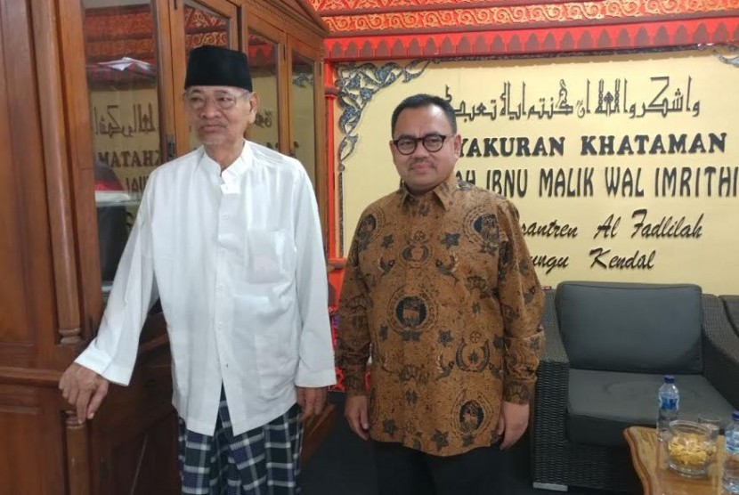  Pimpinan Pondok Pesantren Al Fadlillah, Kaliwungu, Kendal, Jateng, KH Dimyati Rois memberi nasihat politik kepada Sudirman Said.
