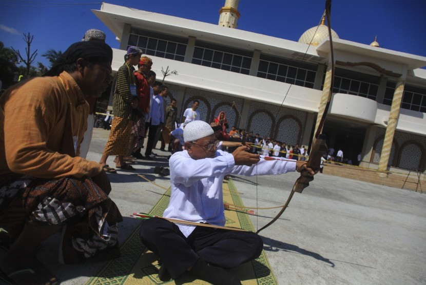 Pimpinan Pondok Pesantren Al Mukmin Ngruki, Ibdu Hanifah (kedua kiri) bersiap melepaskan anak panah saat membuka lomba panahan tradisional gaya mataraman bertajuk Jemparingan Nusantara di pondok pesantren setempat, Sukoharjo, Jawa Tengah (Ilustrasi)