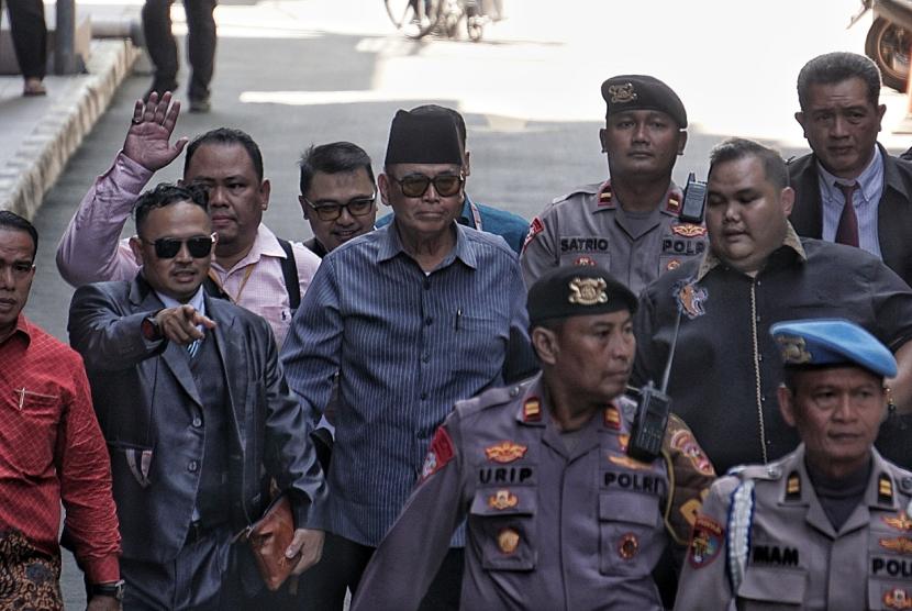 Pimpinan Pondok Pesantren Al Zaytun Panji Gumilang berjalan saat akan menjalani pemeriksaan di Bareskrim Mabes Polri, Jakarta, Selasa (1/8/2023).