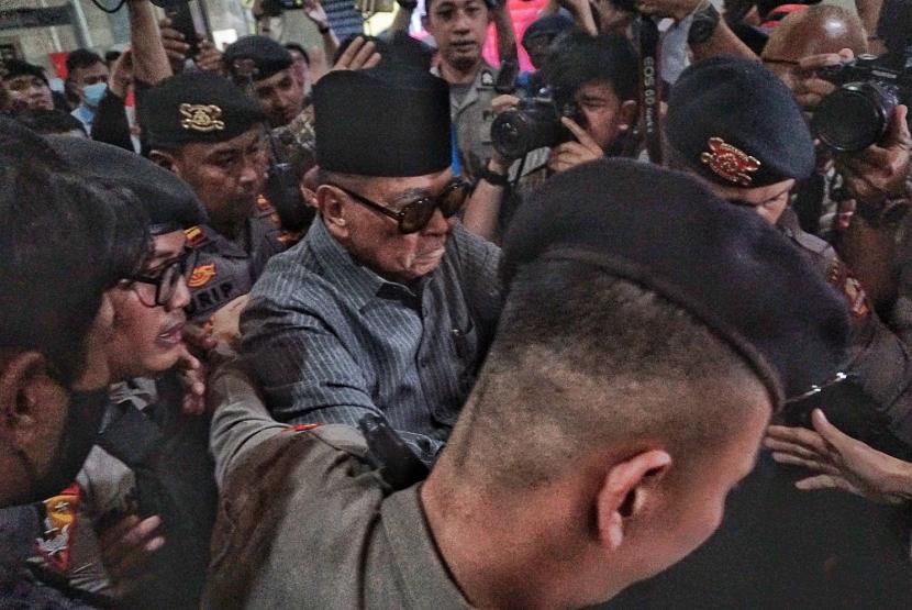 Pimpinan Pondok Pesantren Al Zaytun Panji Gumilang berjalan saat akan menjalani pemeriksaan di Bareskrim Mabes Polri, Jakarta, Selasa (1/8/2023).