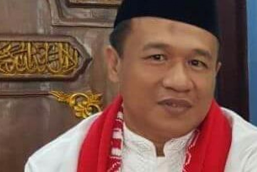 Pimpinan Pondok Pesantren Darul Akhyar, Parung Bingung, Depok, Dr KH Syamsul Yakin MA.