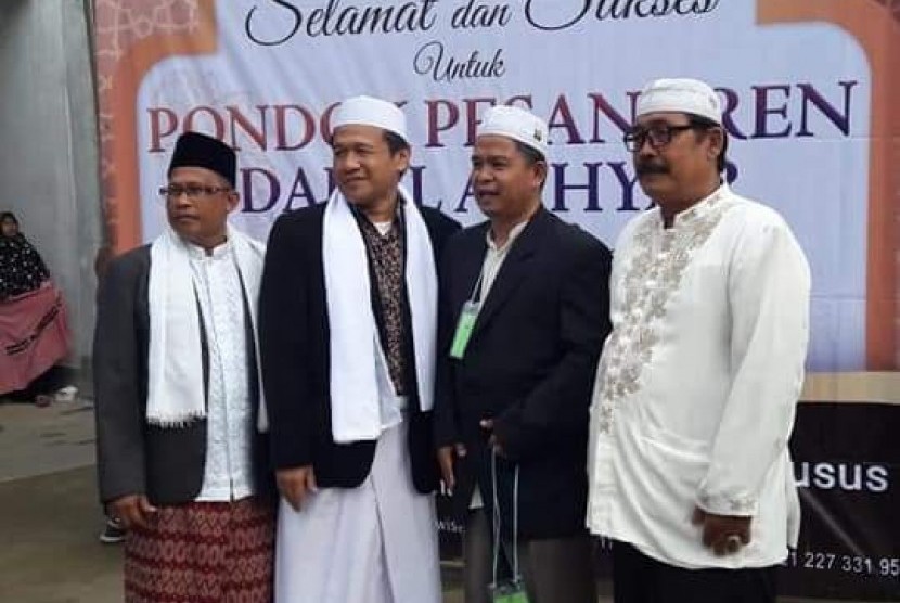Pimpinan Pondok Pesantren Darul Akhyar, Parungbingung, Depok, Dr KH Syamsul Yakin MA (kedua dari kiri).