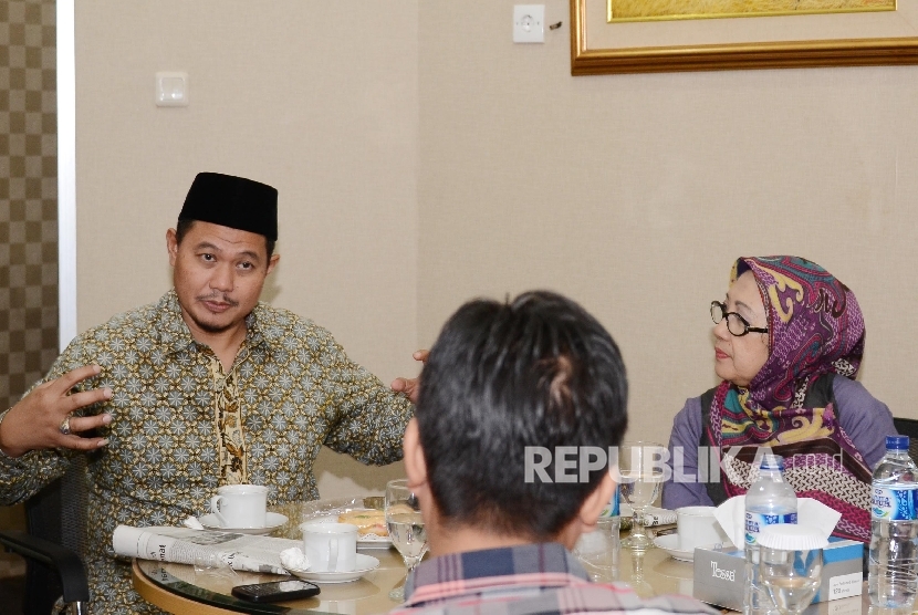 Pimpinan Pondok Pesantren Minhaajur Rosyidin Foundation Muh Asy'ari Akbar (kiri) memberikan penjelasan saat bersilaturahim ke kantor harian Republika di Jakarta, Kamis (25/8).