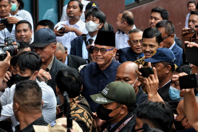 Pimpinan Ponpes Al Zaytun Panji Gumilang tiba untuk memenuhi panggilan penyidik Bareskrim Polri di Gedung Bareskrim Polri, Jakarta, Senin (3/7/2023).