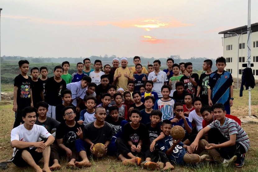 Pimpinan Ponpes Az-Zikra Gunung Sindur, Bogor, bersama para santri, seusai main futsal, Senin (29/8/2016).
