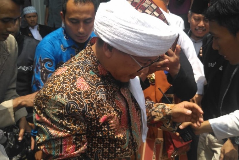 Pimpinan Ponpes Daarut Tauhid Bandung, KH Abdullah Gymnastiar atau akrab disapa Aa Gym, usai memberikan tausiyah di Masjid Agung Baing Yusuf, Purwakarta, Sabtu (12/1). 