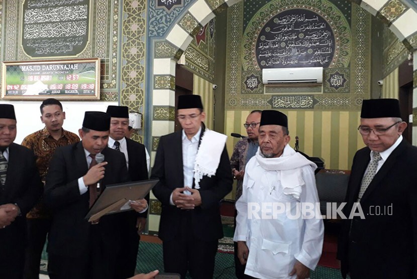 Pimpinan Ponpes Darunnajah, Jakarta Selatan, KH Mahrus Amin (kedua dari kiri) menyampaikan dukungannya kepada Gubernur NTB TGH Muhammad Zainul Majdi atau Tuan Guru Bajang (TGB) untuk maju dalam kontestasi Pilpres 2019 di Ponpes Darunnajah, Ulujami, Jakarta Selatan, Selasa (13/3).