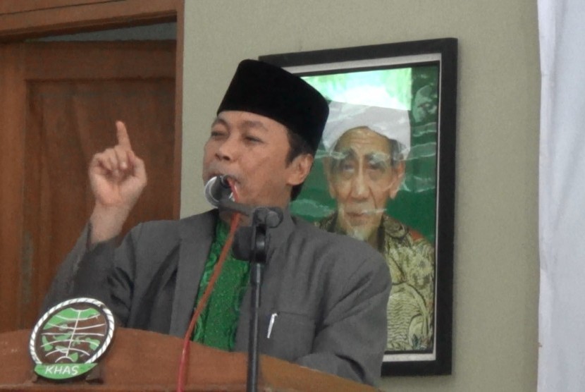 Pimpinan Ponpes Khas Kempek, Cirebon, KH Musthofa Aqil Siraj saat pembukaan Muktamar I Asbihu NU.