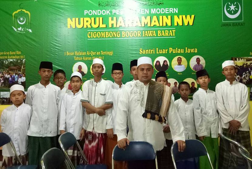 Pimpinan Ponpes Modern Nurul Haramain, Wahyu Setiawan bersama sejumlah santrinya.